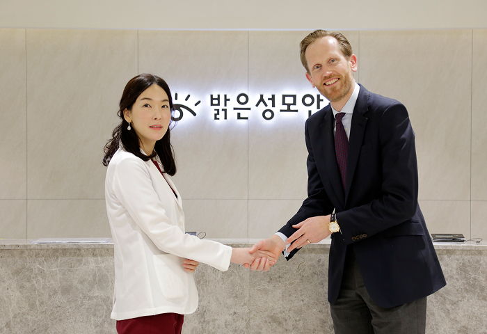 제조사와 함께 더 나은 수술법을 의논하고 고민합니다